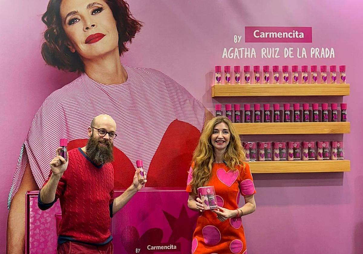 El CEO de Agatha Ruiz de la Prada y la representante de la diseñadora, con los nuevos botes de especias de Carmencita.