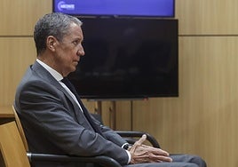 El expresidente de la Generalitat valenciana y exministro, Eduardo Zaplana, en el banquillo durante una vista por el jucio Erial.