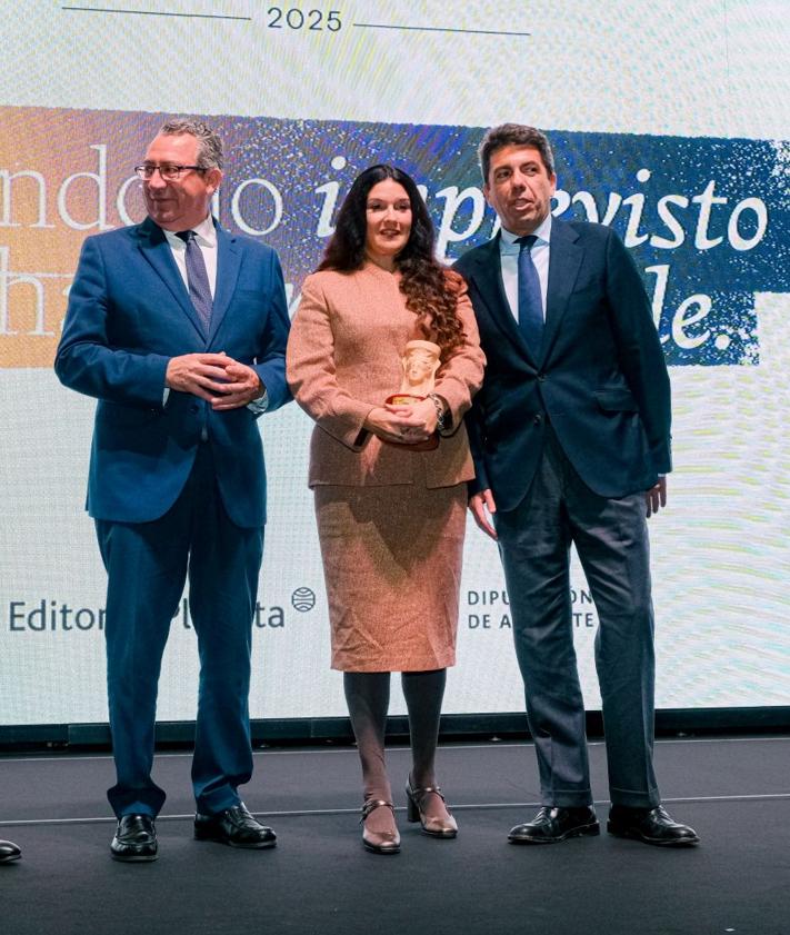 Imagen secundaria 2 - Rosario Raro gana el Premio Azorín de Novela.