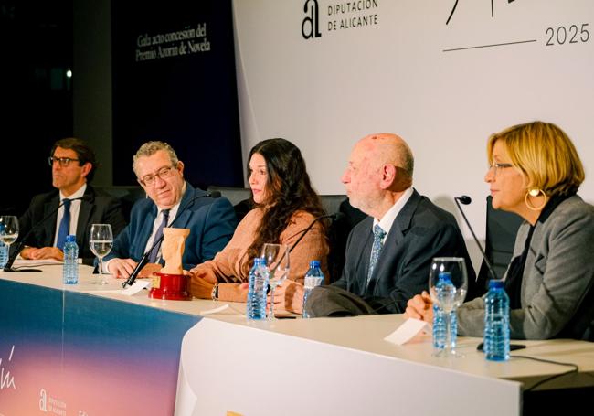 Rosario Raro con el Premio Azorín.