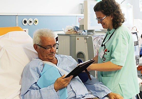 Un paciente junto a una sanitaria en una sesión de diálisis en el Hospital Universitario del Vinalopó de Elche.