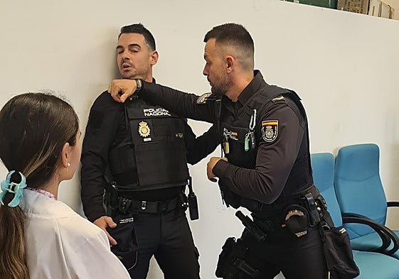 El taller ha tenido lugar en el Centro de Salud Juan XXIII de Alicante con la presencia de efectivos policiales.