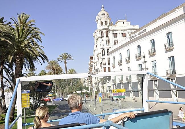 Una pareja de turistas en el turibús.