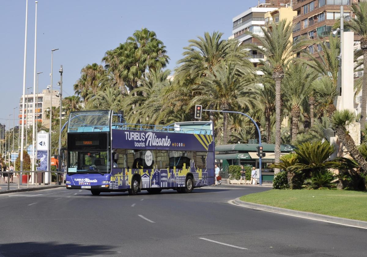 Imagen principal - El turibús vuelve a las calles de Alicante: nuevas fechas y paradas