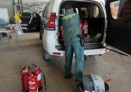 La Guardia Civil recupera diez extintores robados.