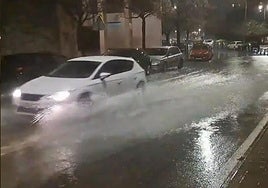 Lluvia en Alicante durante la noche de este martes.