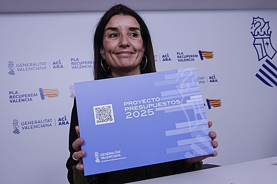 La consellera de Hacienda y Economía, Ruth Merino, durante una rueda de prensa en el Palau de Fuentehermosa, tras entregar el proyecto de Ley de Presupuestos 2025 a la presidenta de Les Corts.