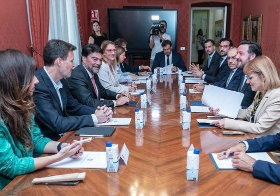 Reunión entre organizadores de congresos en Mice&Forum Alicante-Elche 2024.