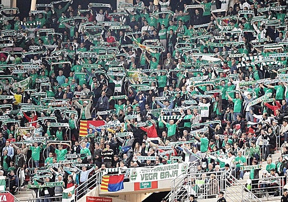 Aficionados del Elche en el Martínez Valero.