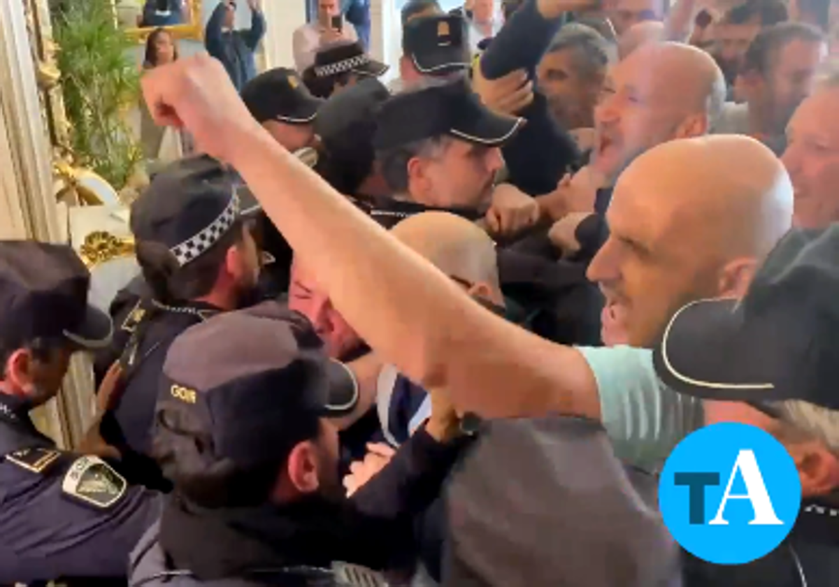 A group of firefighters causes tense moments at the doors of the municipal Plenary.