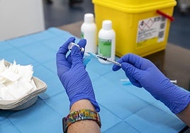 Una sanitaria administra una vacuna en el Hospital General de Alicante.