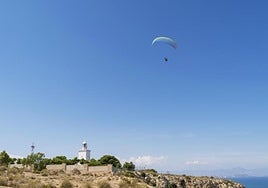 Un parapente sobre el faro de Santa Pola.