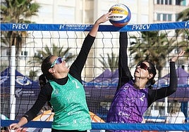 Esther Sanz, de verde, gana un duelo en la red.