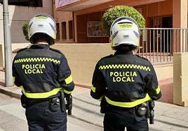 Agentes de la Policía Local del municipio alicantino donde se ha detenido al ciudadano indio.
