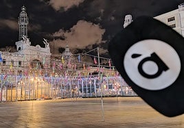 Un micro de À Punt durante una mascletà en Valencia.