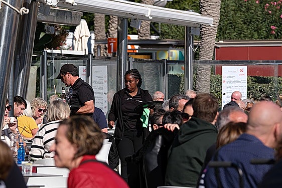 Dos camareros trabajan en una terraza del Postiguet.