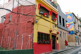 La casa que simula la bandera de España con sus colores.