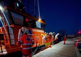 Los migrantes rescatados son bajados de la patrullera Salvamar Leo.