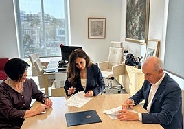 La concejala de Turismo, Ana Poquet, y el presidente del Colegio de Médicos, Hermann Schwarz, firman el convenio de colaboración.