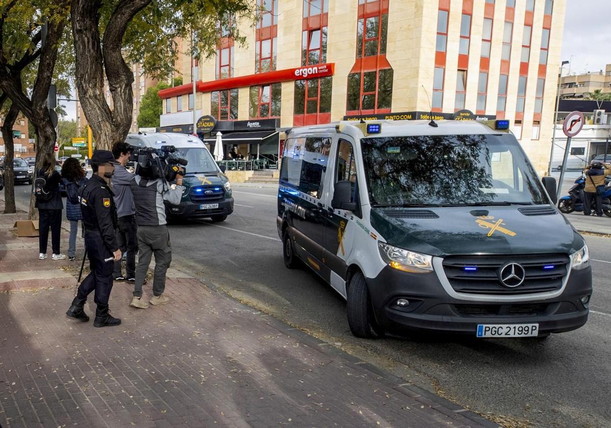 The alleged murderer of his ex-partner's daughter in Murcia is brought to court