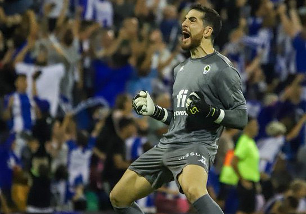 Carlos Abad celebra un gol del Hércules.