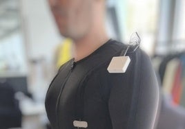 Prototipo de la camiseta con sensores biométricos e inteligencia artificial desarrollada por la UA y Aitex.