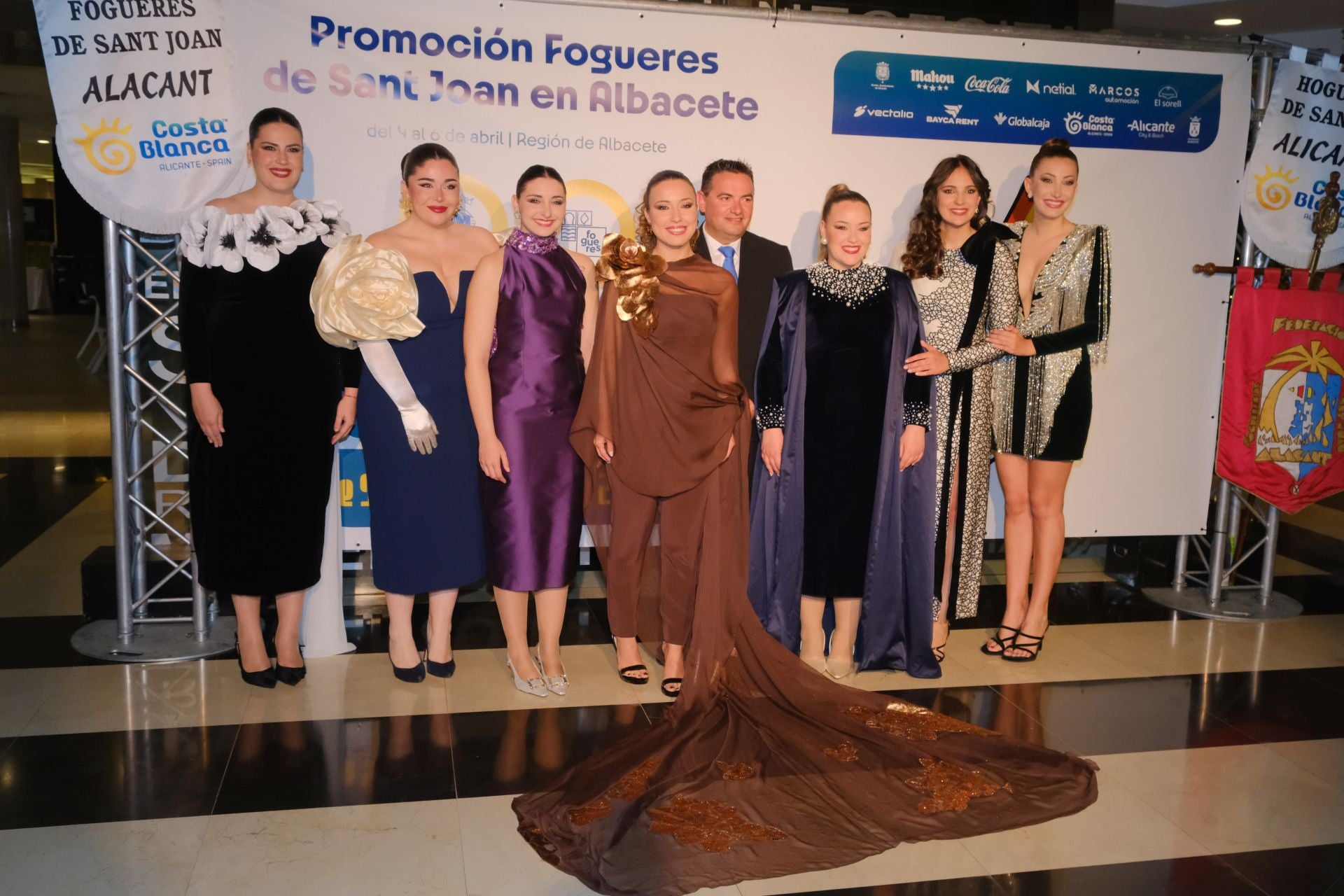 Las candidatas a bellea del foc de Alicante lucen sus mejores galas en Albacete