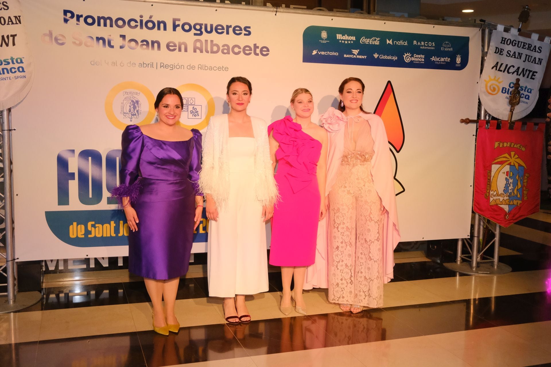 Las candidatas a bellea del foc de Alicante lucen sus mejores galas en Albacete