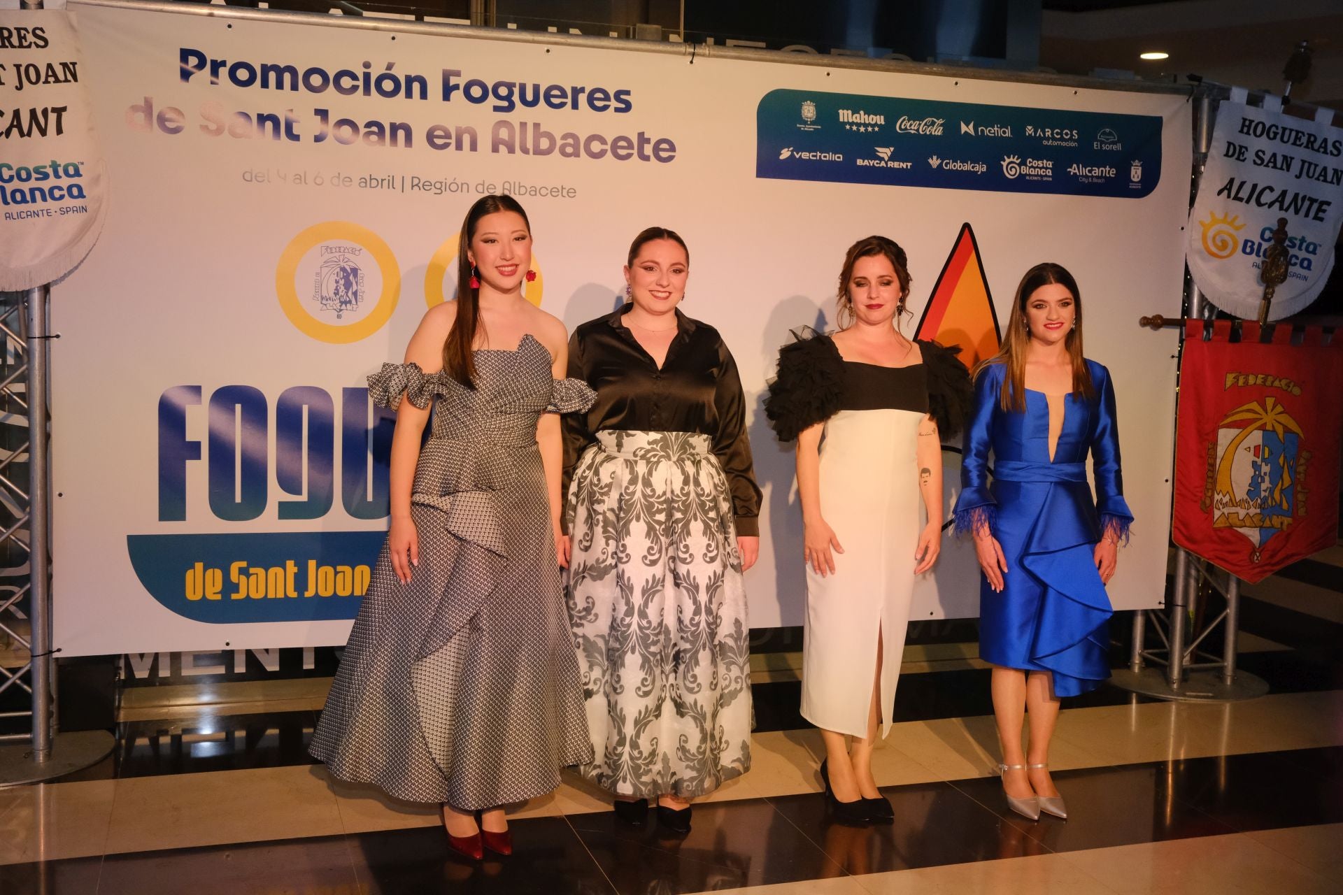 Las candidatas a bellea del foc de Alicante lucen sus mejores galas en Albacete
