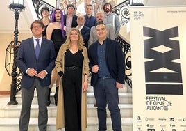 Los miembros de los jurados, con el diputado de Cultura, Juan de Dios Navarro, y el director del Festival de Cine, Vicente Seva.