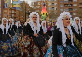 Desfile de candidatas a bellea del foc por Albacete, delante de la hoguera de la convivencias.