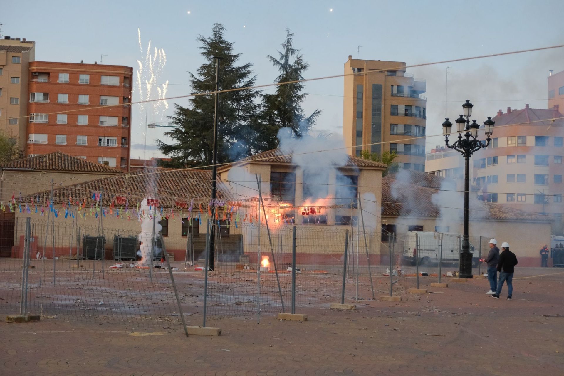 La pólvora de Sirvent ilumina la gran noche de las convivencias de las Hogueras