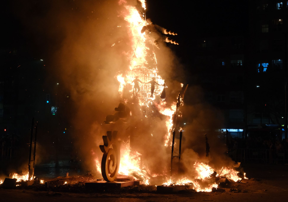The Bonfire of Gatherings Ignites Amid Surprise and Shouts of 'Banyà'