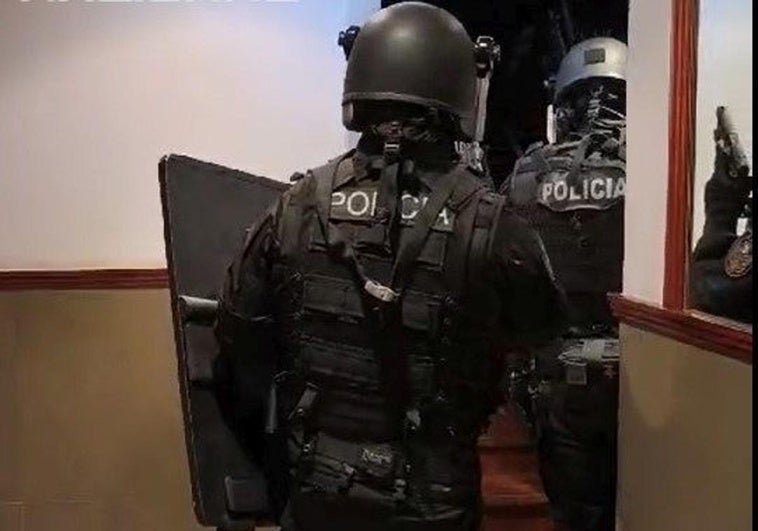 Police officers during the operation to arrest the home burglar in Bilbao.