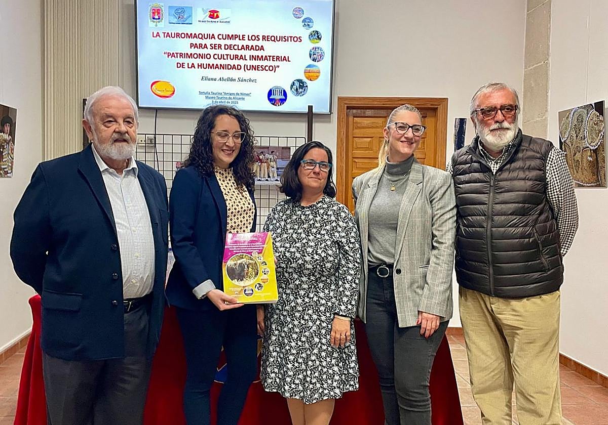 Eliana Abellán (segunda por la izquierda), tras la conferencia en el Museo Taurino de Alicante.