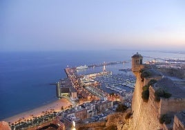 El puerto de Alicante desde el Castillo de Santa Bárbara.