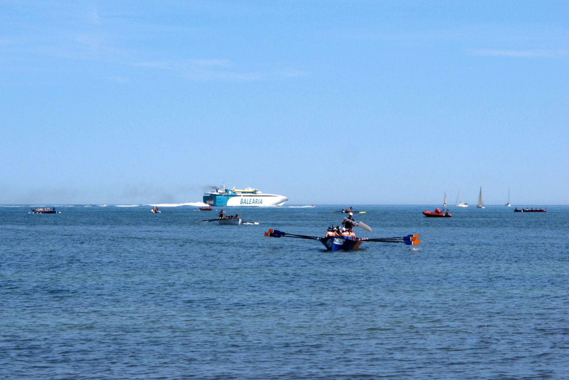 Dénia celebra la novena regata de la Liga Suma de remo de banco fijo
