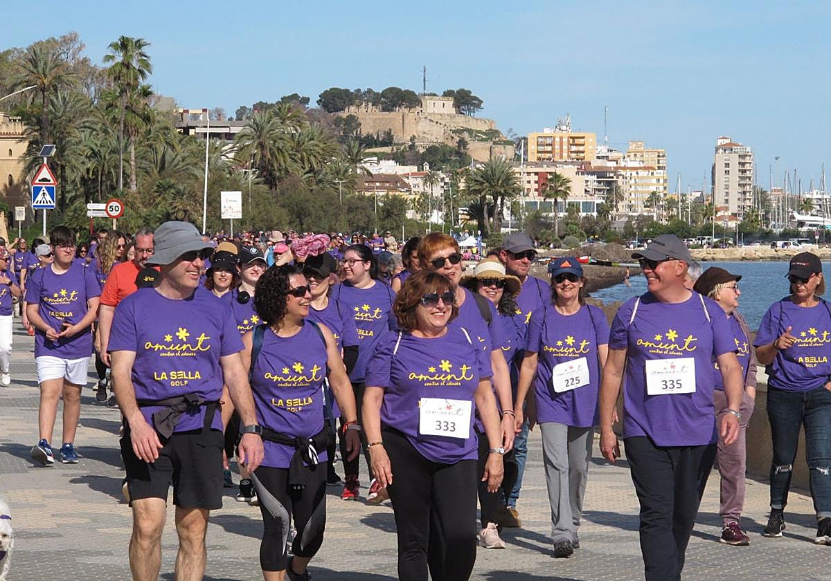 Cientos de personas salen a la calle en Dénia por la lucha contra el cáncer