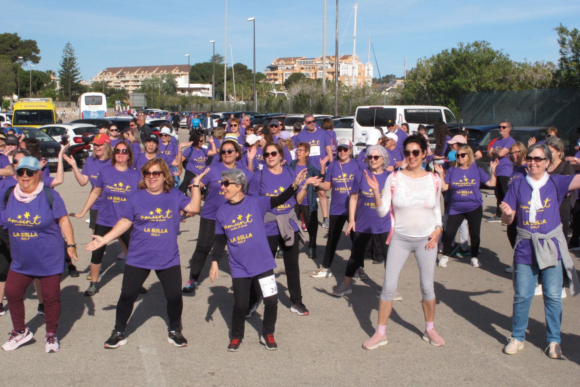 Cientos de personas salen a la calle en Dénia por la lucha contra el cáncer