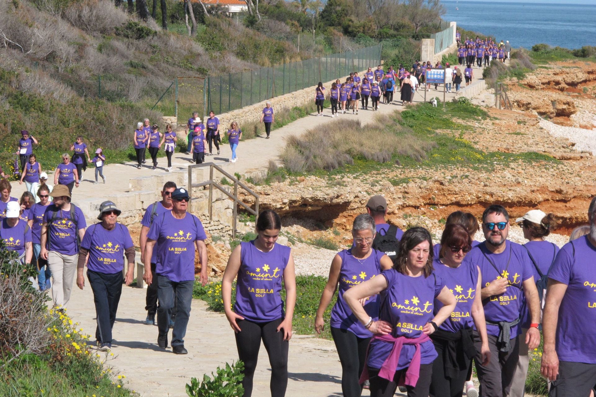 Cientos de personas salen a la calle en Dénia por la lucha contra el cáncer