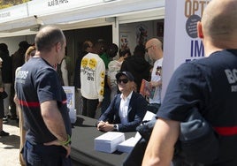 Momento de la firma en la 55ª edición de la Feria del Libro de Alicante.