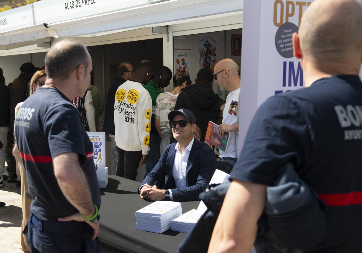 El doctor Aldo Martínez presenta su libro 'Optimízate' en la Feria de Alicante