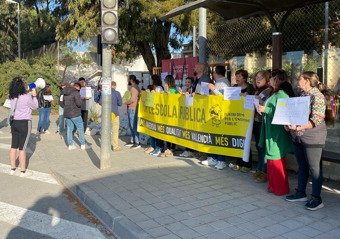 Families in La Cañada del Fenollar Protest Yet Another Delay in School Construction