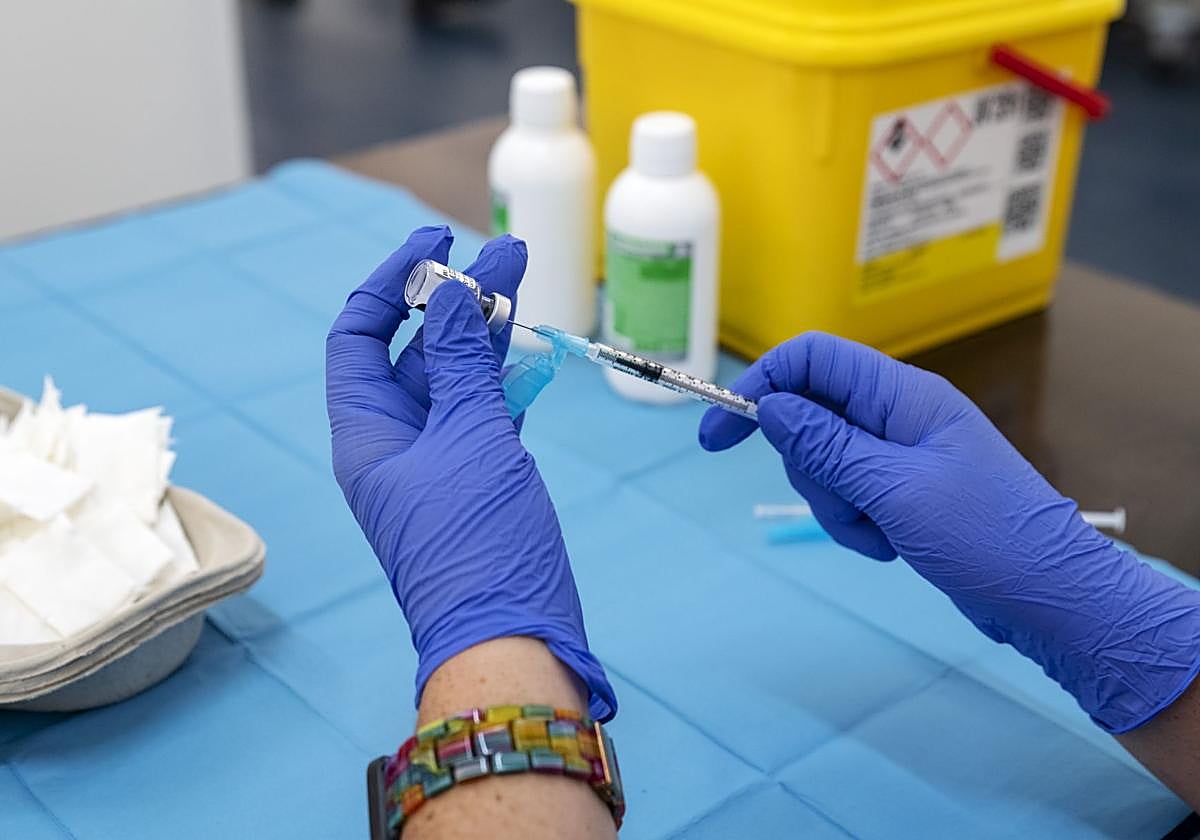 La vacuna es la principal medida preventiva para no contraer la enfermedad.