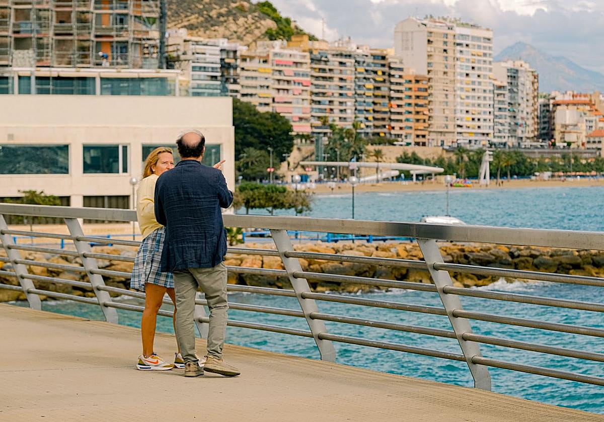 Turistas en el paseo del mar de Alicante.