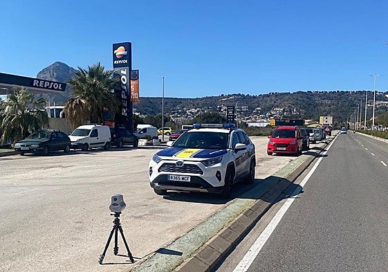 La Policía Local de Xàbia junto a un radar móvil.