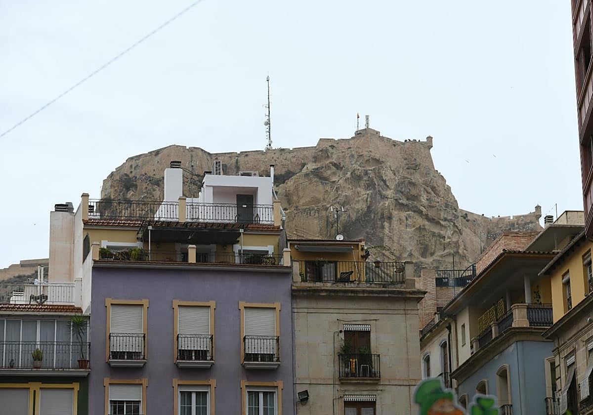 Vista del Castillo de Santa Bárbara en un día nublado.