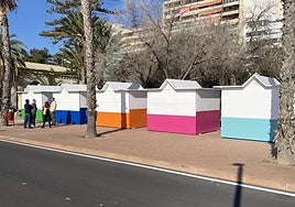 Casetas de los 'hippies' en su nueva ubicación.