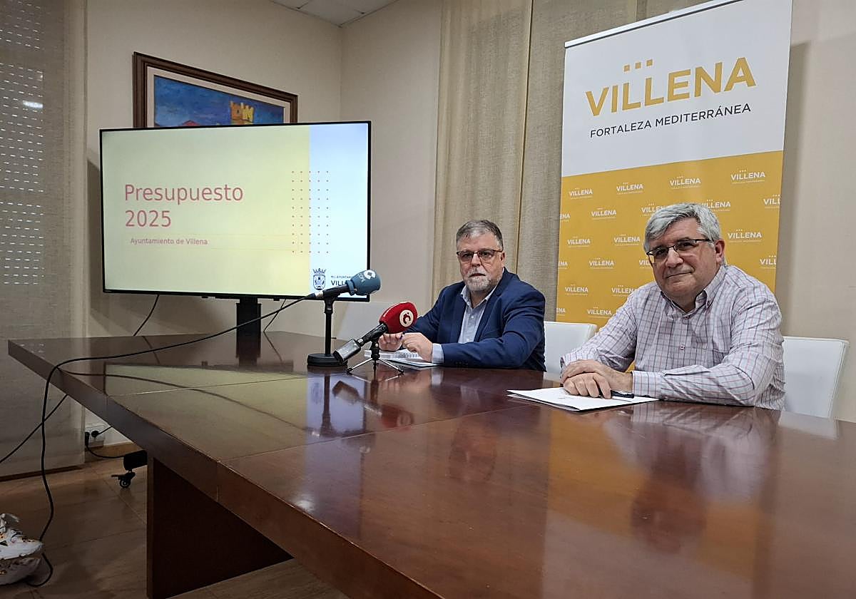 El alcalde de Villena, Fulgencio Cerdán, y el edil de Hacienda, Juan José Olivares, han presentado este miércoles el borrador de las cuentas.