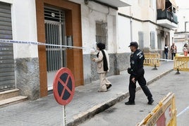 Una vecina trata de acceder a uno de los edificios precintados.